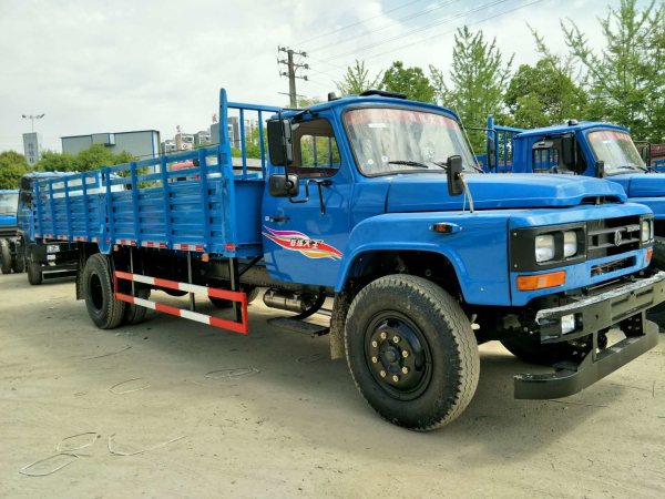 東風(fēng)尖頭教練車(chē)